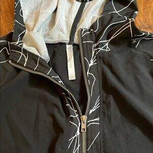 Fabletics Black and White Abstract Hooded Raincoat